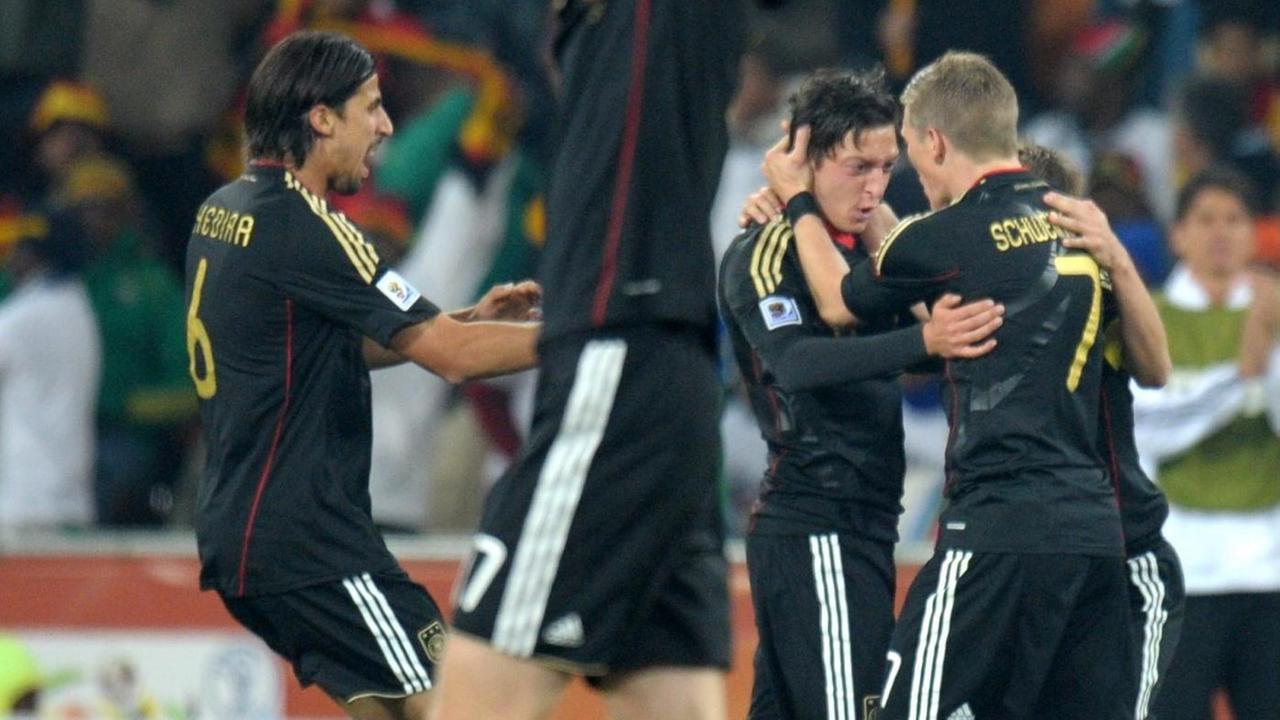 WM 2010, Ghana - Deutschland, Jubel nach dem 1:0 durch Mesut Özil