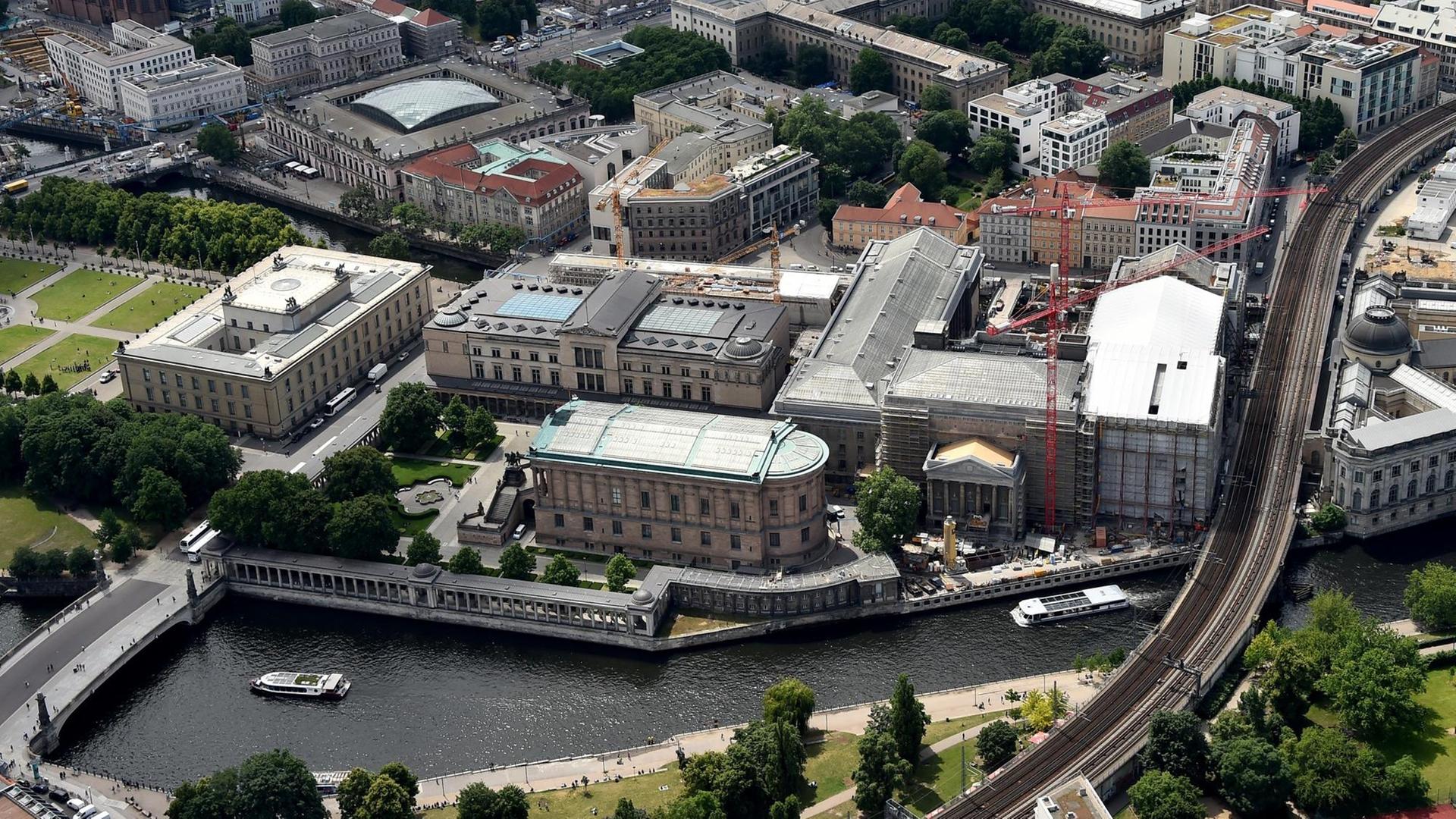 Blick auf Berlin-Mitte mit der Museumsinsel zwischen der Spree und dem Kupfergraben, aufgenommen am 16.06.2016 aus einem Forschungs-Zeppelin des Helmholtz-Zentrums. Blick auf Berlin-Mitte mit der Museumsinsel zwischen der Spree und dem Kupfergraben, aufgenommen am 16.06.2016 aus einem Forschungs-Zeppelin des Helmholtz-Zentrums.