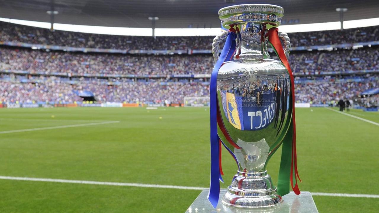 Der EM-Pokal beim Finale der Europameisterschaft 2016 am 10.07.2016 im Pariser Stade de France.