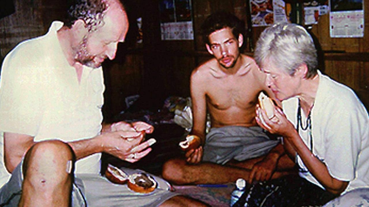 Die entführte Göttinger Familie Wallert (von links nach rechts: Werner Wallert, Marc und Renate) sitzen im Jahr 2000 im Dschungel-Camp ihrer Entführer auf der Insel Jolo und essen Sandwiches.