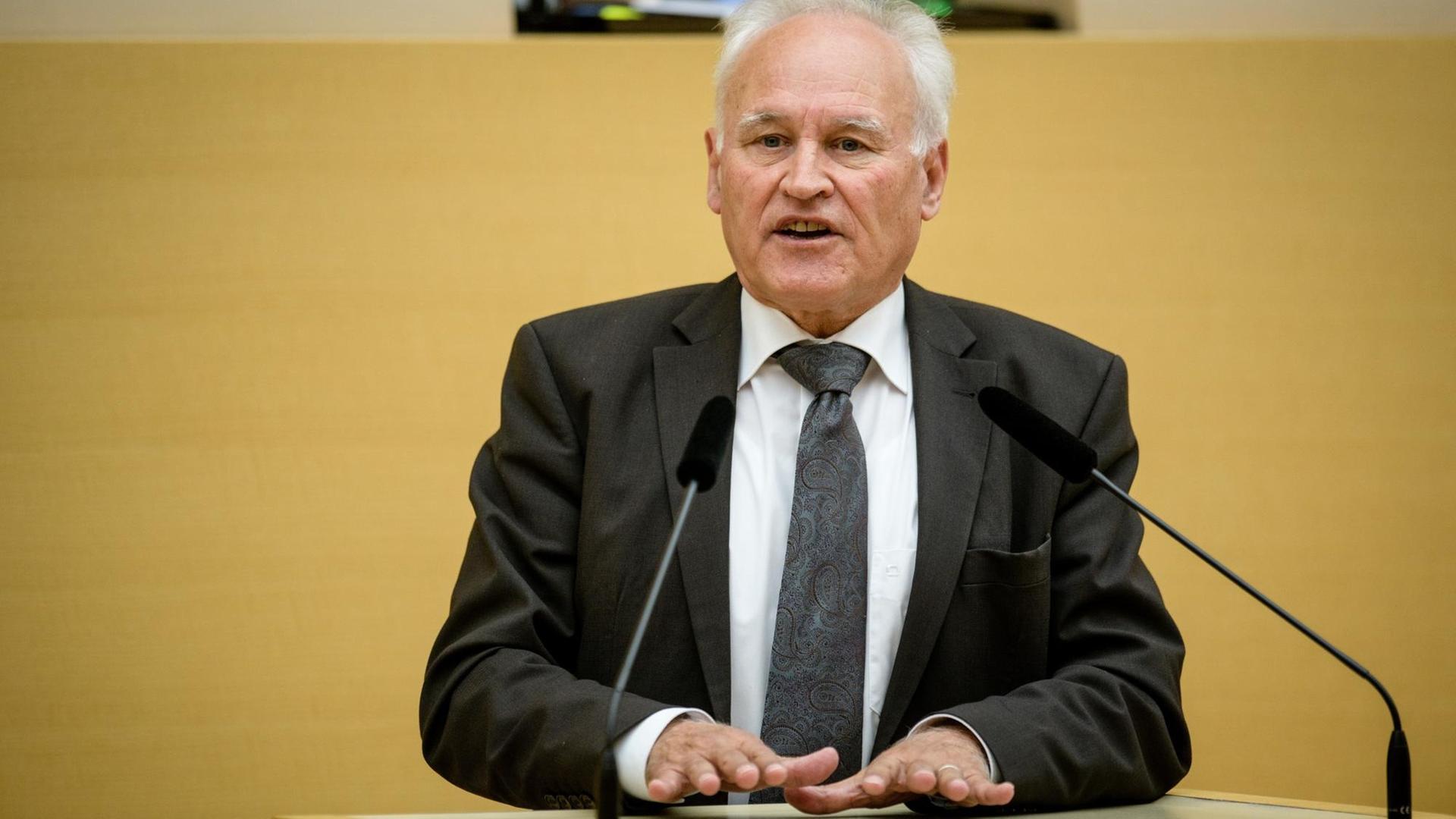 Der frühere CSU-Chef Erwin Huber (CSU) spricht am 09.11.2017 während einer Landtagssitzung im Plenarsaal vom Maximilianeum in München.