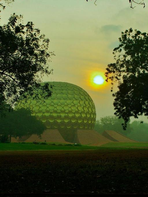 Der gold glänzende sakrale Zentralbau im südindischen Auroville