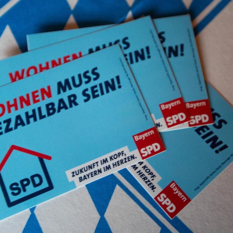 SPD-Flyer bei einer Wahlkampf-Veranstaltung in München.
