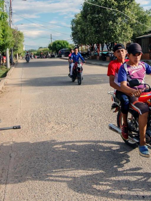 Bewaffnete Polizisten an einer Straße im kolumbianischen Tibu in der Provinz Norte de Santander im August 2018 / AFP PHOTO / Schneyder Mendoza