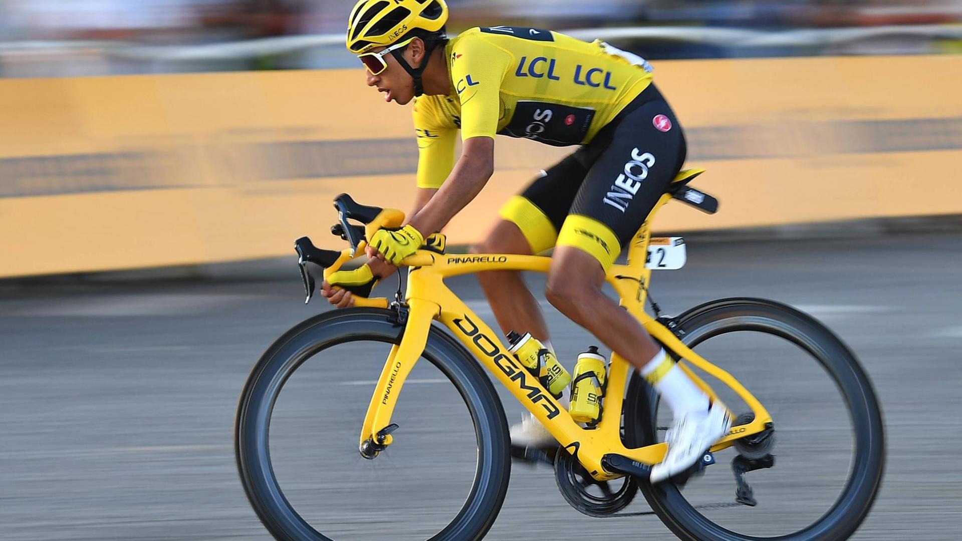 Der Sieger der diesjährigen Tour de France, Egan Bernal, bei der letzten Etappe. 