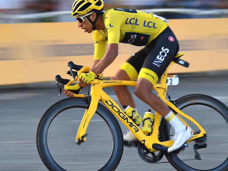 Der Sieger der diesjährigen Tour de France, Egan Bernal, bei der letzten Etappe. 