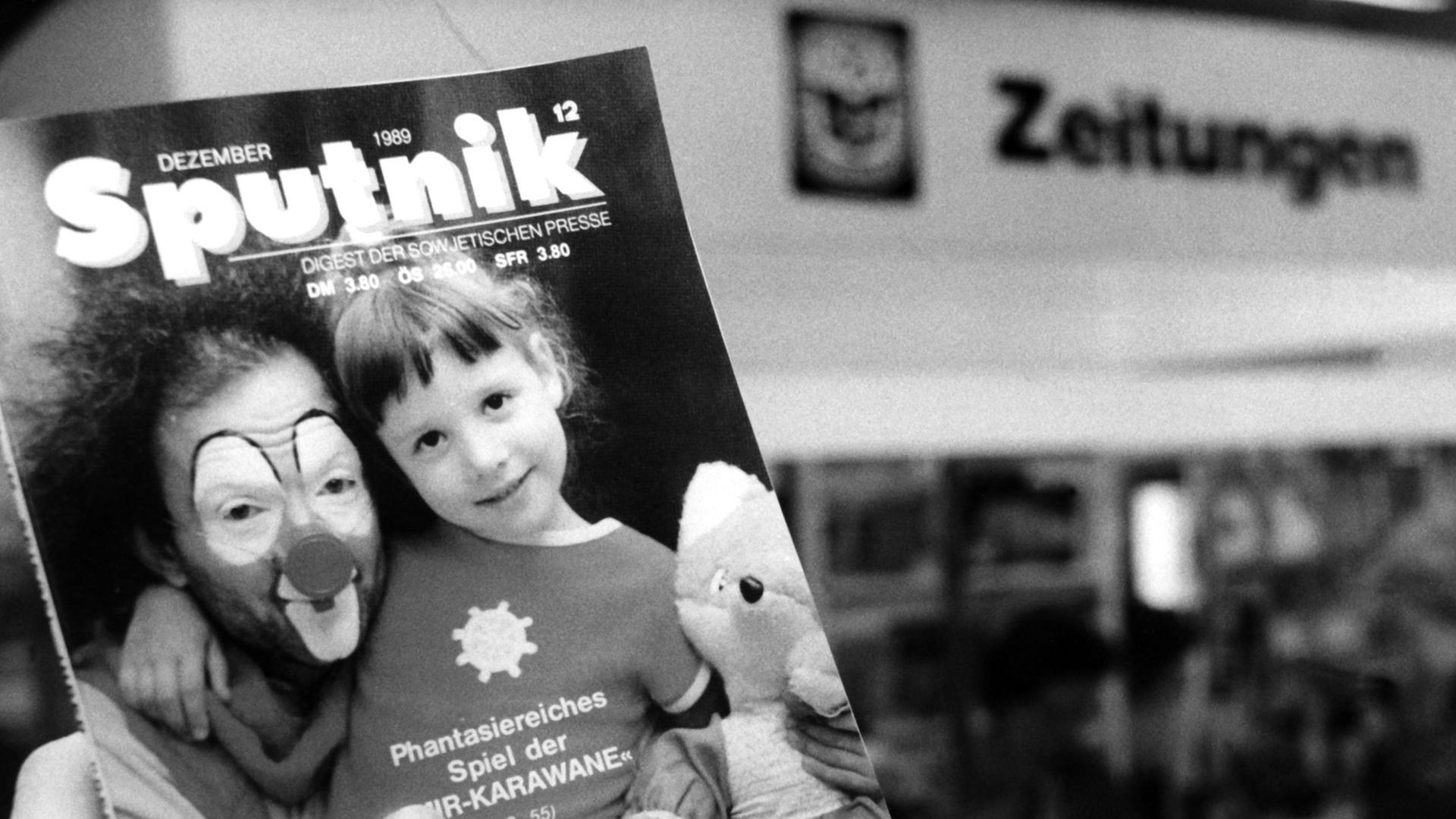 Einen Clown und ein kleines Mädchen zieren das Titelblatt der Dezemberausgabe 1989 des deutschsprachigen, sowjetischen Nachrichtenmagazins Sputnik, das nach einjährige Pause nun wieder in der DDR verkauft wird.