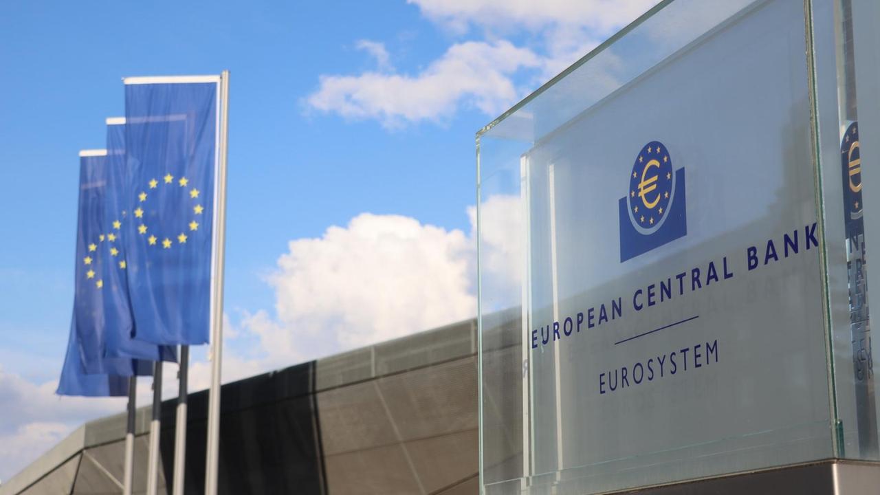 Wolken ziehen über die Europäische Zentralbank (EZB) in Frankfurt am Main hinweg.