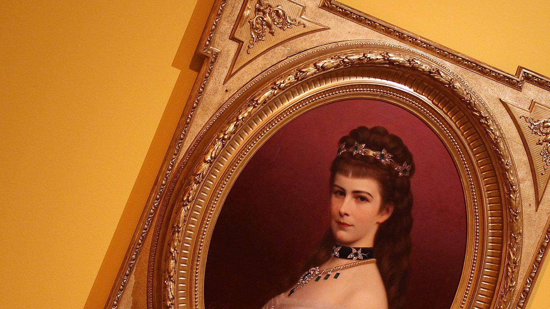 Das schief hängende Bild der Kaiserin Elisabeth in einer Romy-Schneider-Ausstellung