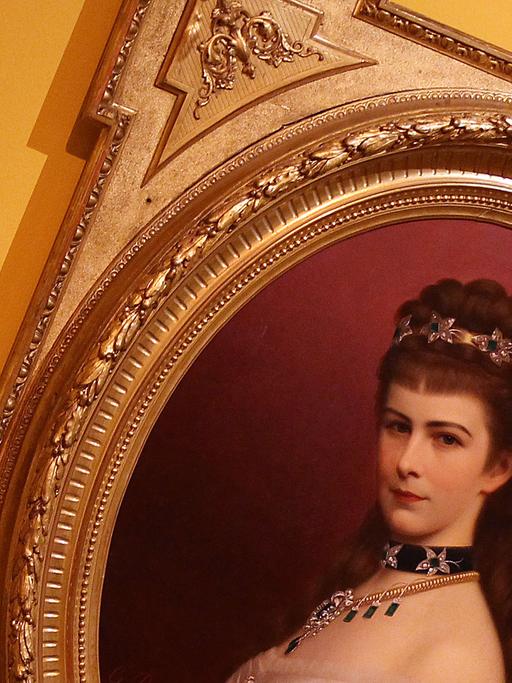 Das schief hängende Bild der Kaiserin Elisabeth in einer Romy-Schneider-Ausstellung