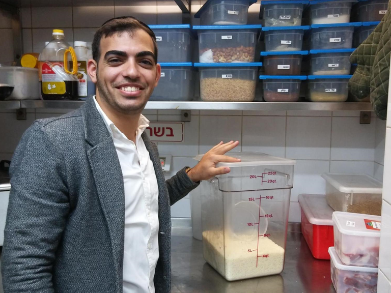 Eviatar ist der Maschgiach, Kontrolleur, im Chooka-Restaurant in Tel Aviv