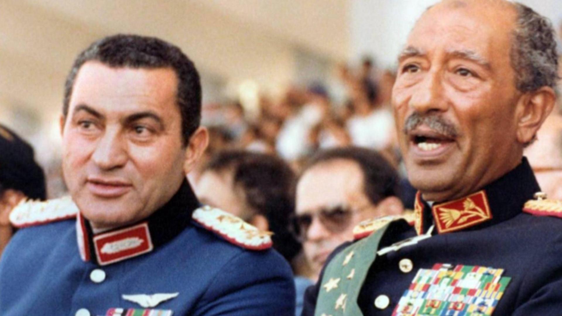 Der damlige ägyptische Vize-Präsident Hosni Mubarak (links) am 9.Oktober 1981 neben Präsident Anwar Sadat, Augenblicke bevor dessen Ermordung durch Schüsse eines Muslimbruders bei einer Militärparade in Kairo.