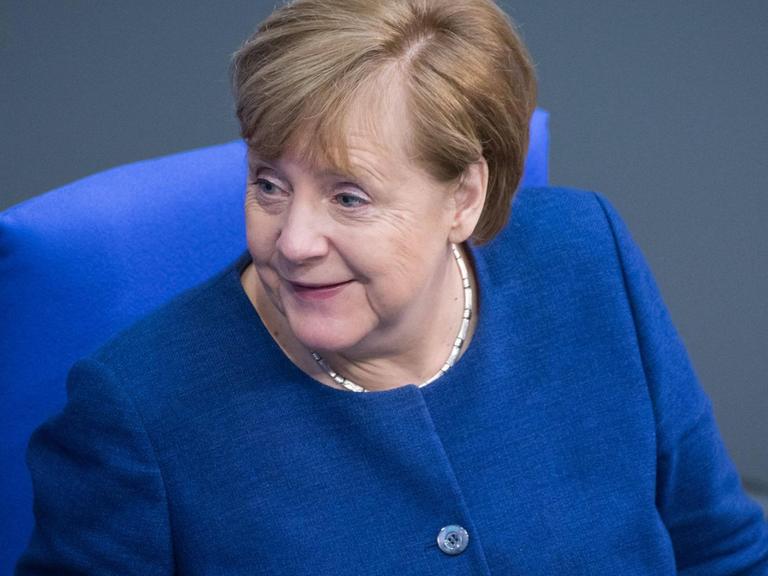 Bundeskanzlerin Angela Merkel lacht im Bundestag