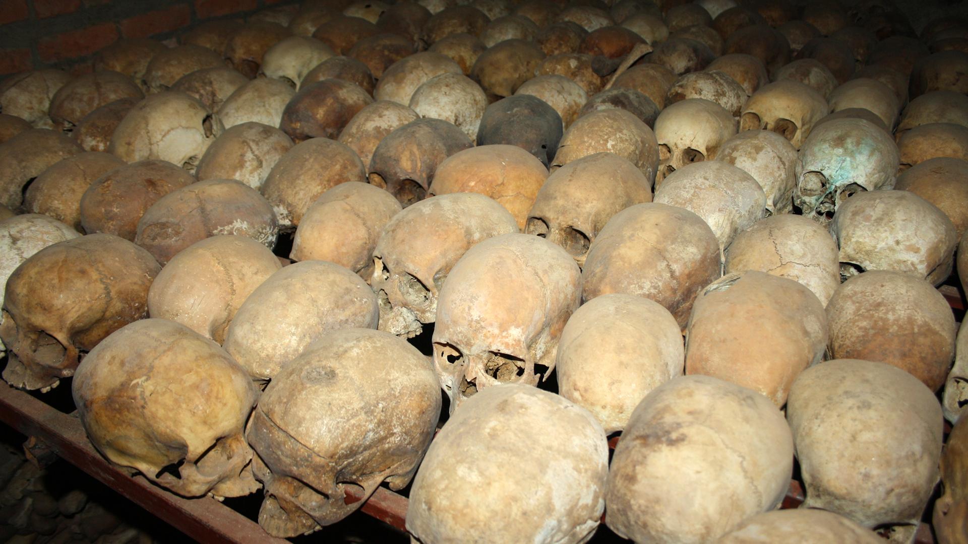 Erinnerung an den Völkermord in Ruanda: Gebeine von Genozidopfern in der Gruft hinter der Kirche von Nyamata in Ruanda
