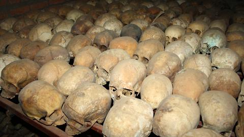 Erinnerung an den Völkermord in Ruanda: Gebeine von Genozidopfern in der Gruft hinter der Kirche von Nyamata in Ruanda