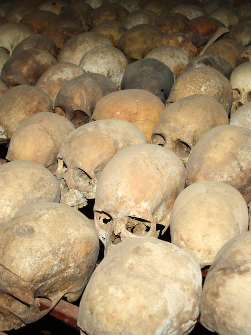 Gebeine von Genozidopfern in der Gruft hinter der Kirche von Nyamata in Ruanda