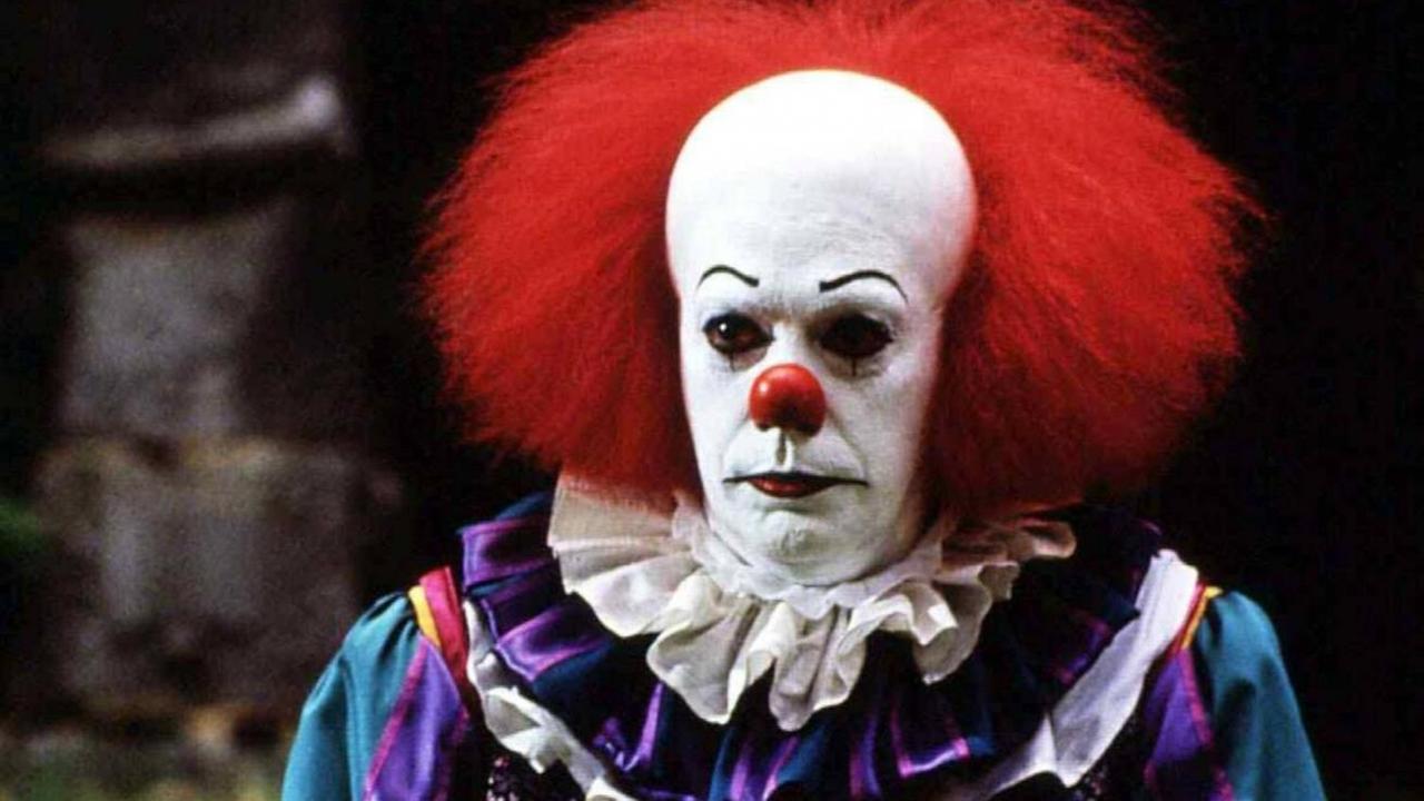 Tim Curry als Clown Pennywise in der Verfilmung des Stephen-King-Romans "ES".