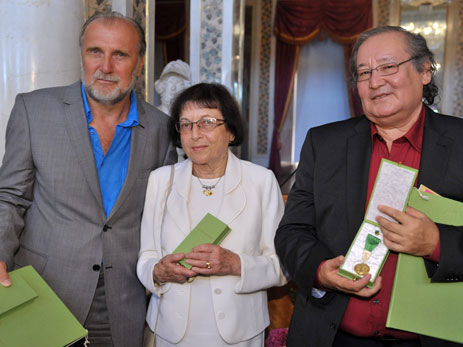 Die Preisträger der Goethe-Medaille 2012: der bosnische Autor Dzevad Karahasan, die litauische Literatur- und Theaterwissenschaftlerin Irena Veisaite und der kasachische Theaterregisseur Bolat Atabajew.