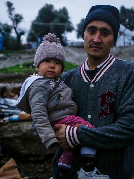 Das Bild zeigt einen Flüchtling mit Kind im Flüchtlingslager Moria auf Lesbos.