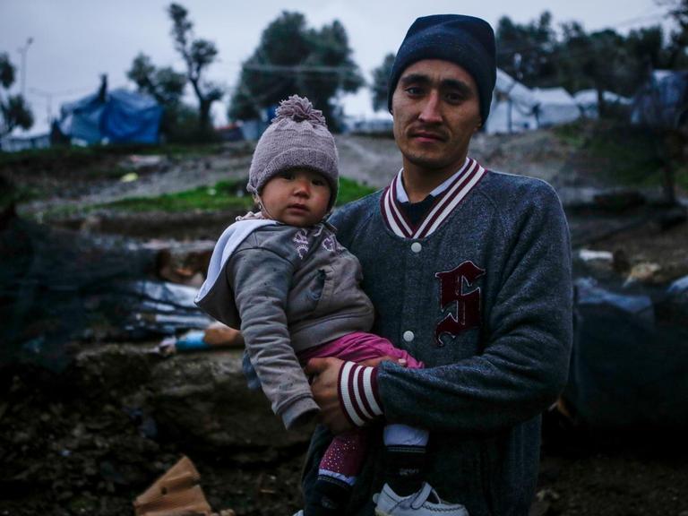 Das Bild zeigt einen Flüchtling mit Kind im Flüchtlingslager Moria auf Lesbos.