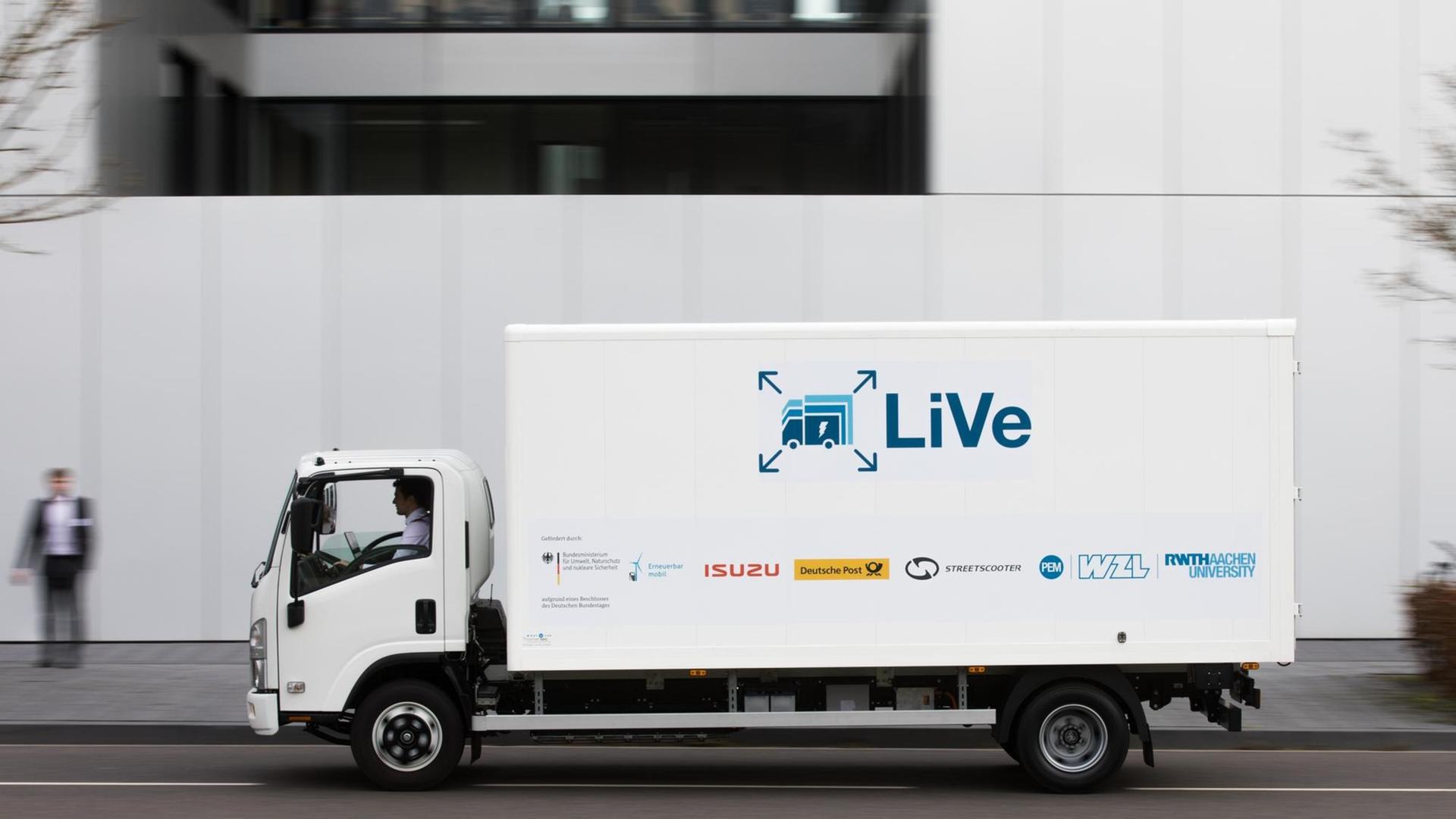 Ein Prototyp des elektrischen LKW "LiVe1" fährt auf dem Campus der Universität. Der 7,5 Tonner soll zur Verringerung der Schadstoffbelastung der Luft in den Städten beitragen.