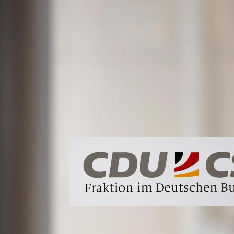Hinweisschild auf die CDU/CSU-Fraktion im Deutschen Bundestag. (Themenbild, Symbolbild) Berlin, 12.02.2021