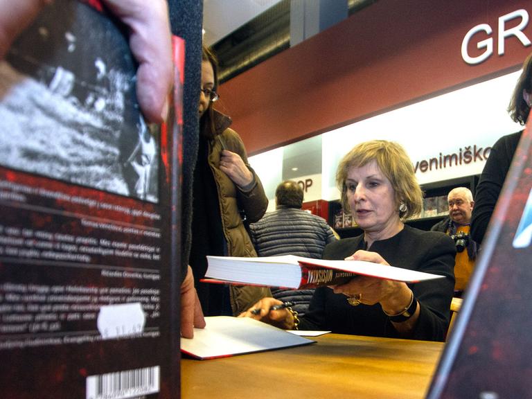 Die litauische Autorin Ruta Vanagaitè beim Signieren des des Buches "Die Unsrigen"