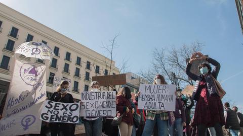 Mehrere feministische Gruppen in Madrid, die von Espacio Feminista Radical EFR einberufen wurden, haben sich an diesem Samstagmorgen um 12.30 Uhr versammelt vor dem Gleichstellungsministerium, um die Konsequenzen der Identitätsgesetze - Trans Law und LGTBI Law - anzuprangern, die von der Abteilung von Irene Montero ausgearbeitet wurden, und gegen die Verachtung, die das Ministerium ihrer Meinung nach gegen Feministinnen ausübt.