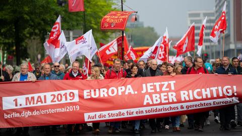 Zahlreiche Menschen nehmen an der Demonstration der Gewerkschaften zum Tag der Arbeit teil