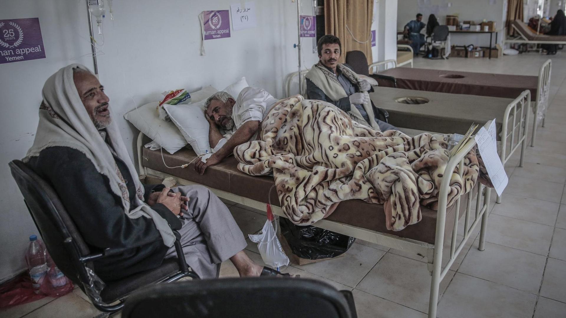 Ein jemenitischer Mann mit Verdacht auf Cholera wird am 24.05.2017 in einem Krankenhaus in Sanaa (Jemen) behandelt. Die Weltgesundheitsorganisation (WHO) meldet aus dem Jemen, dass mittlerweile mehr als 30.000 Verdachtsfälle registriert worden seien.
