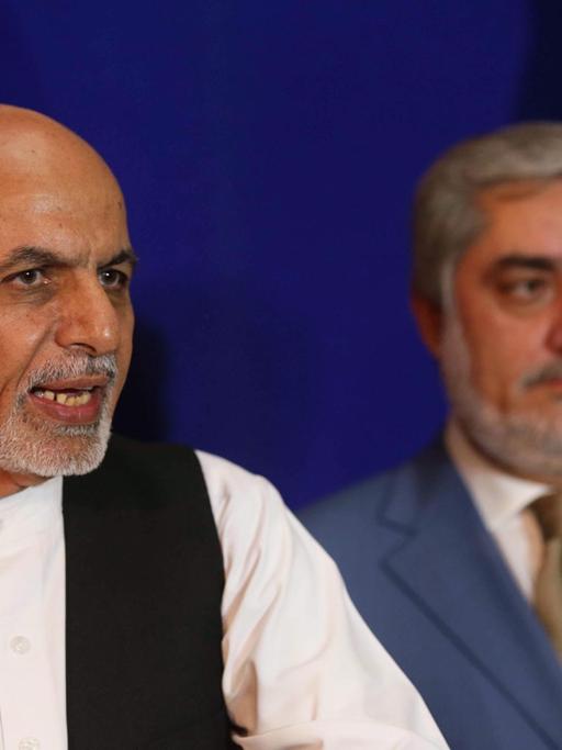 Die beiden Kontrahenten im afghanischen Machtkampf um die Präsidentschaft, Aschraf Ghani (li.) und Abdullah Abdullah bei einer gemeinsamen Pressekonferenz in Kabul im August 2014.