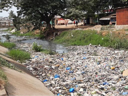 Der verschmutzte Kanal Nini, in der Hauptstadt Accra. Unmengen an Plastikflaschen, Plastikdosen, Plastiktüten, Plastikkanister- und Verpackungen sammeln sich dort, das Wasser ist kaum zu sehen.