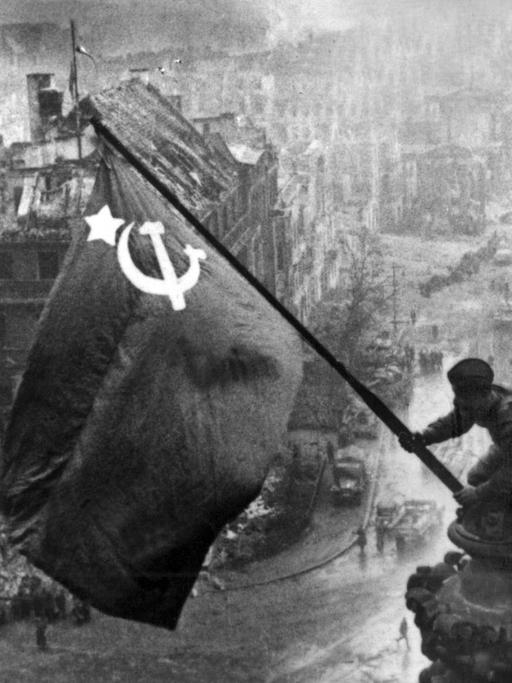 Der sowjetische Soldat Militon Kantarija aus Georgien hisst am 2. Mai 1945 die sowjetische Flagge auf dem Berliner Reichstag. Dies geschah bereits nach der Einnahme Berlins durch die Rote Armee am 30. April 1945. Da aber weder ein Fotograf noch ein Kamermann anwesend war, wurde die historische Szene nach der Kapitulation Berlins am 2. Mai für den russischen Kriegsfotografen Jewgeni Chaldej nachgestellt.