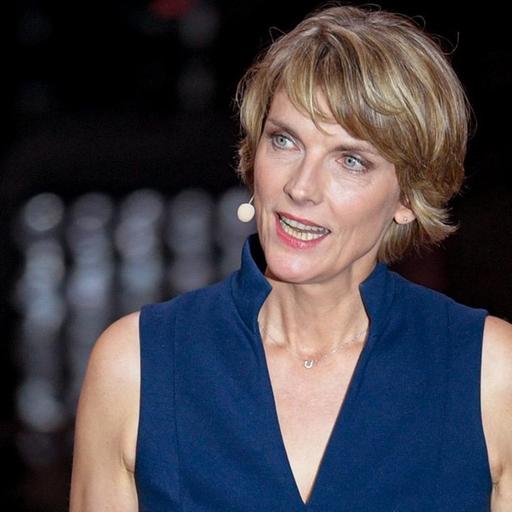 heute journal-Moderatorin Marietta Slomka vor einem schwarzen Hintergrund mit einem Ansteckmikrofon.