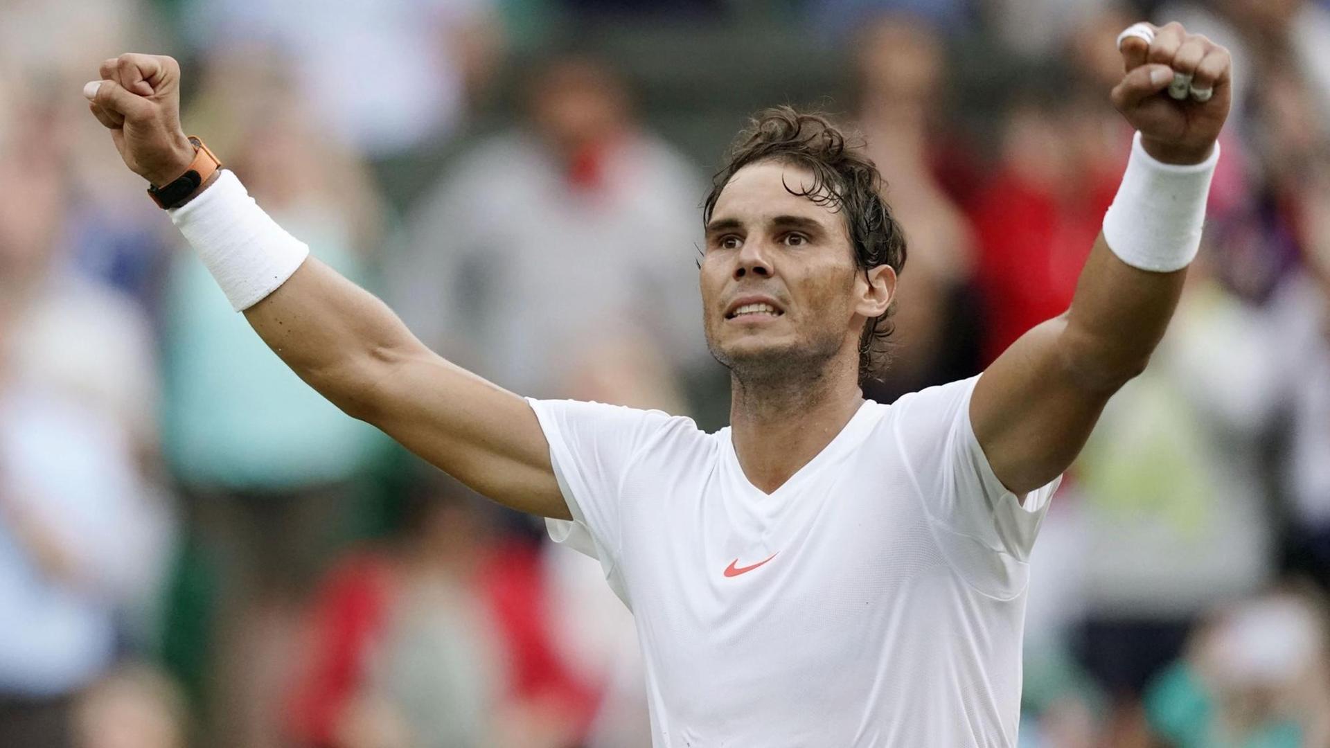 Rafael Nadal reißt die Arme in die Luft. Rafael Nadal reißt die Arme in die Luft.