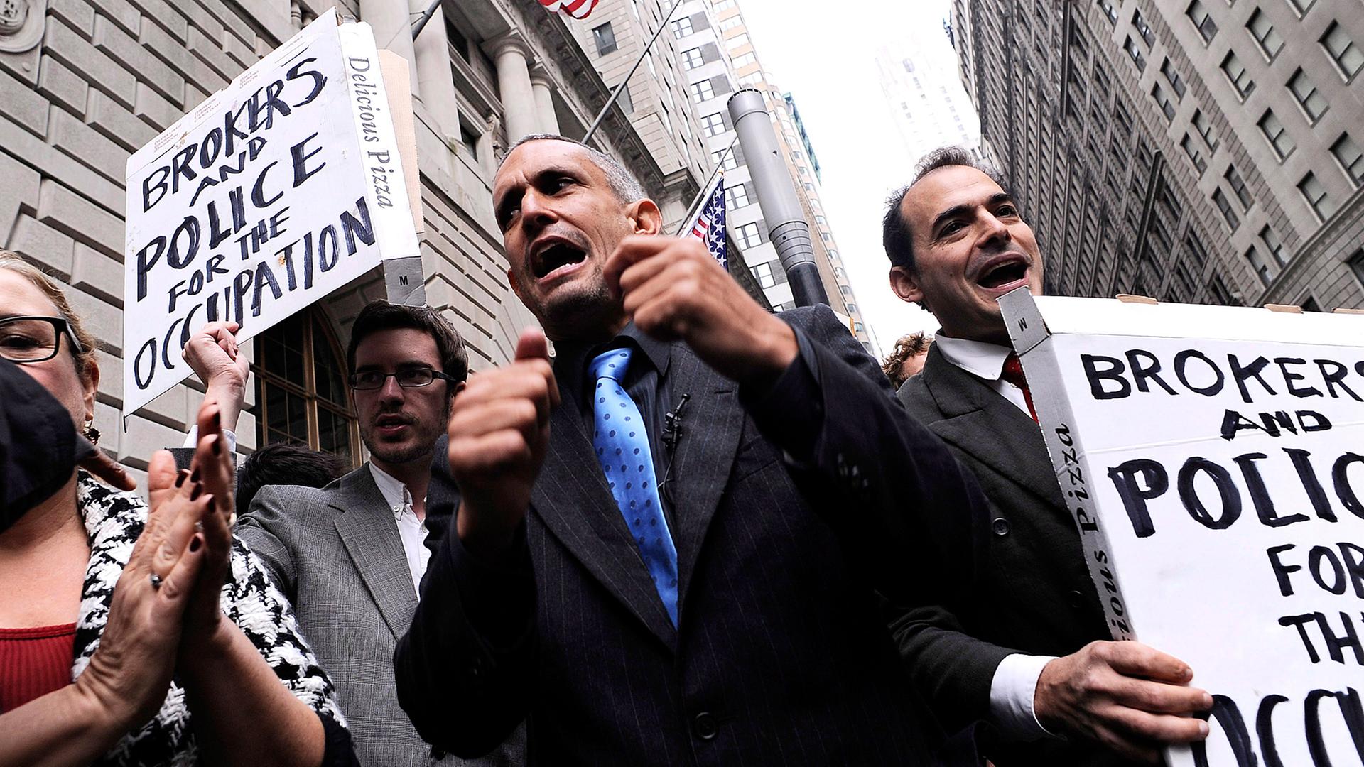Die "Yes Men" Andy Bichlbaum (Mitte) und Mike Bonnano (rechts) auf einer Demonstration von "Occupy Wall Street"