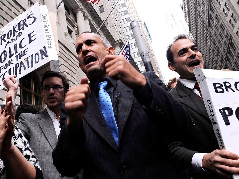 Die "Yes Men" Andy Bichlbaum (Mitte) und Mike Bonnano (rechts) auf einer Demonstration von "Occupy Wall Street"