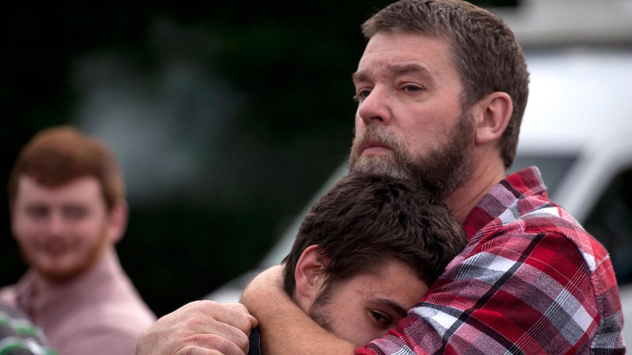 Ein Vater umarmt seinen Sohn nach dem Amoklauf eines 14-Jährigen an der Marysville-Pilchuck High School im US-Bundesstaat Washington.