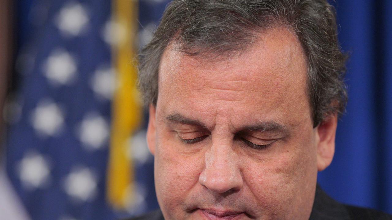 New Jerseys Gouverneur Chris Christie hat den Blick zu Boden gesenkt. New Jerseys Gouverneur Chris Christie hat den Blick zu Boden gesenkt.