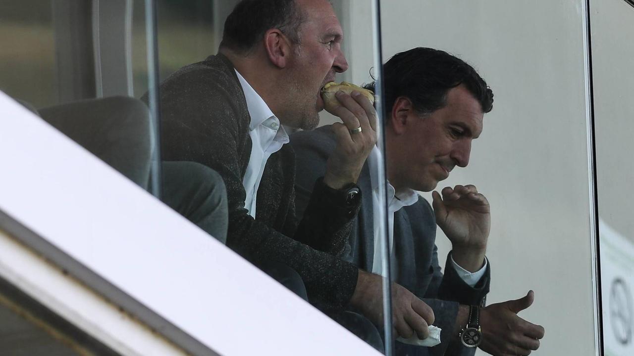 Die Bratwurst gehört zum Stadion dazu: Hier lässt sich Wolfsburg-Manager Jörg Schmadtke das traditionelle Gericht schmecken.