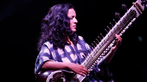 Die Musikerin Anoushka Shankar spielt auf ihrer Sitar