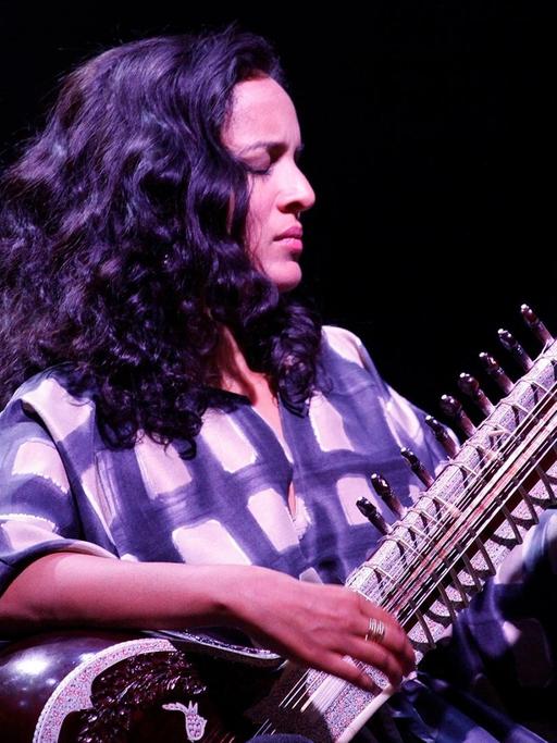 Die Musikerin Anoushka Shankar spielt auf ihrer Sitar