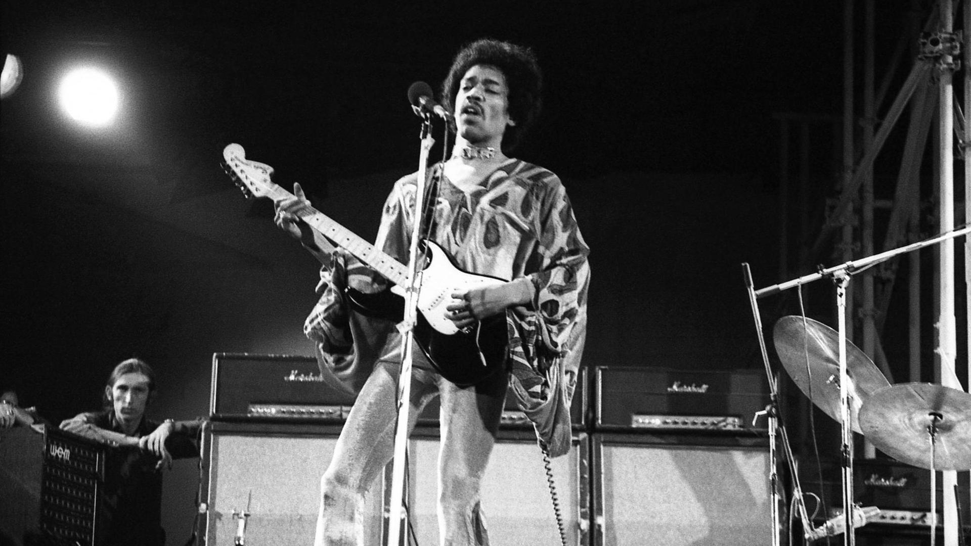 Jimi Hendrix steht beim Isle of Wight Festival in 1970 auf der Bühne und spielt Gitarre.