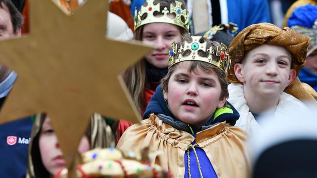 Zu sehen sind Sternsinger in der Stadt Trier in dem Bundesland Rheinland-Pfalz.