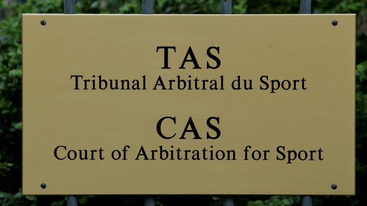 Ein Messingschild hängt neben der Einfahrt zum Sitz des internationalen Sportgerichtshofes CAS, aufgenommen am 09.05.2008 in Lausanne (Schweiz).