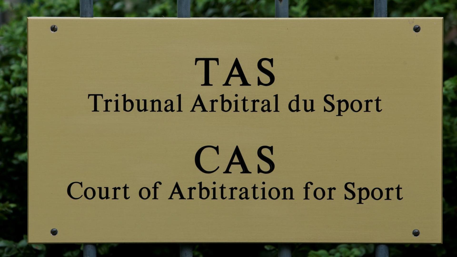 Ein Messingschild hängt neben der Einfahrt zum Sitz des internationalen Sportgerichtshofes CAS, aufgenommen am 09.05.2008 in Lausanne (Schweiz). Ein Messingschild hängt neben der Einfahrt zum Sitz des internationalen Sportgerichtshofes CAS, aufgenommen am 09.05.2008 in Lausanne (Schweiz).
