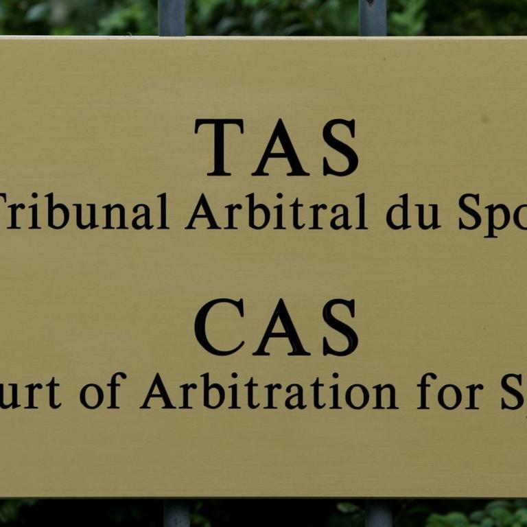 Ein Messingschild hängt neben der Einfahrt zum Sitz des internationalen Sportgerichtshofes CAS, aufgenommen am 09.05.2008 in Lausanne (Schweiz).