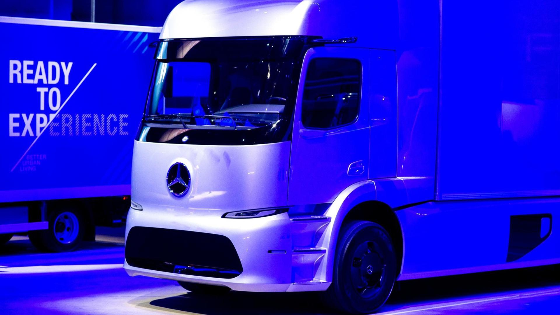 Ein neuer Urban eTruck von Mercedes Menz steht während eines «Product Experience» im Vorfeld der Automesse IAA Nutzfahrzeuge in einem Hangar auf dem Flughafen Hannover - zur IAA.