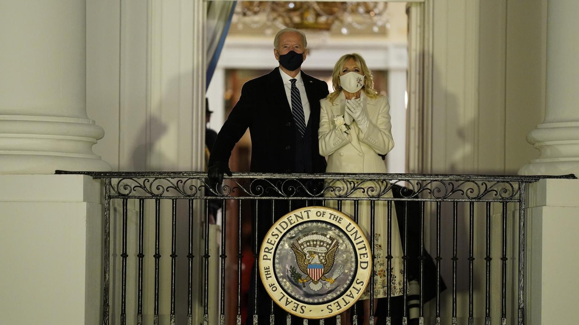 US-Präsident Joe Biden und First Lady Jill Biden sehen vom Balkon im Weißen Haus auf ein Feuerwerk zu seiner Amtseinführung.