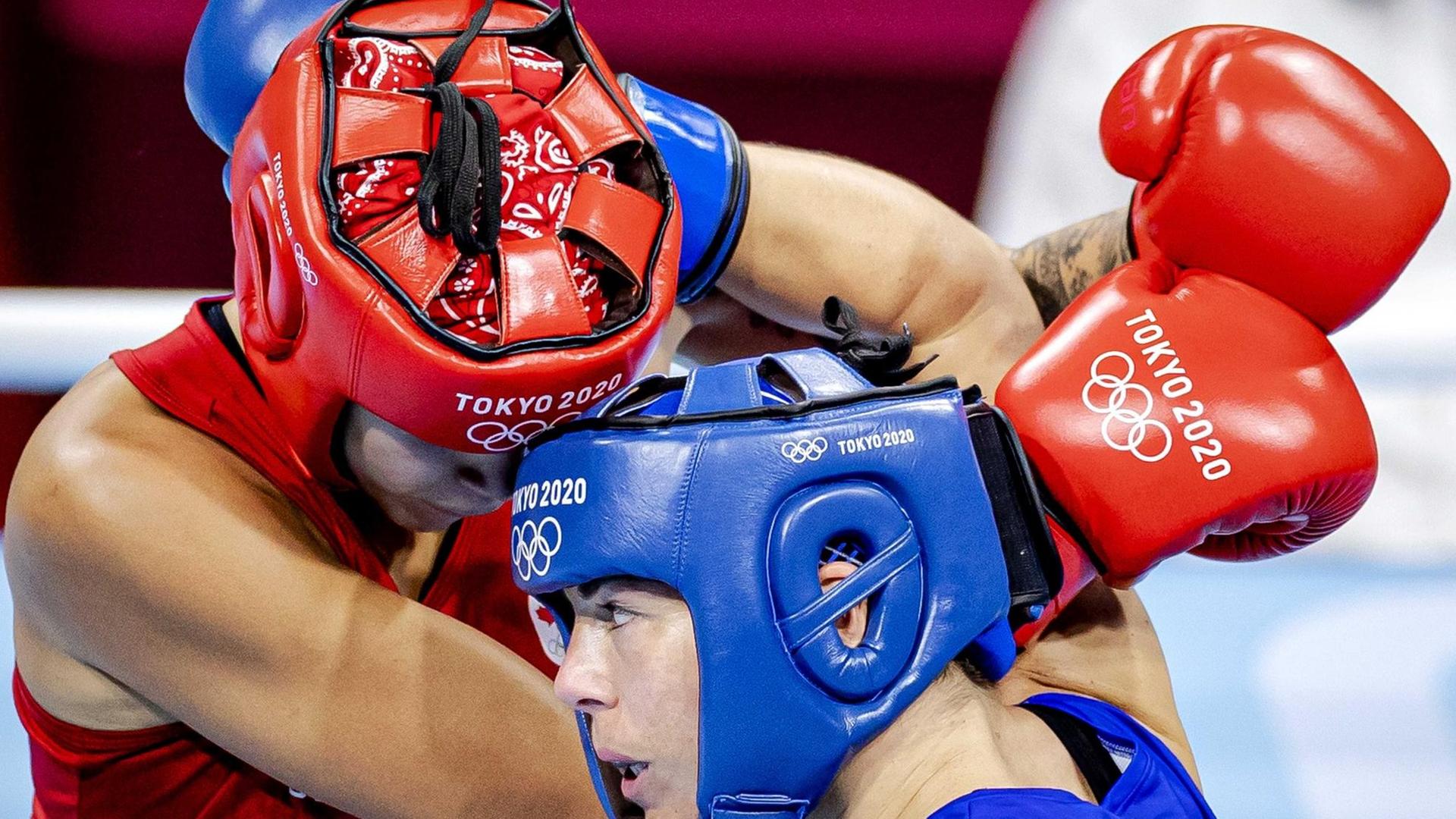 Nouchka Fontijn (blau) in der Kategorie unter 75 kg im Box-Halbfinalegegen die Kanadierin Tammara Thibeault bei den Olympischen Spielen in Tokio.